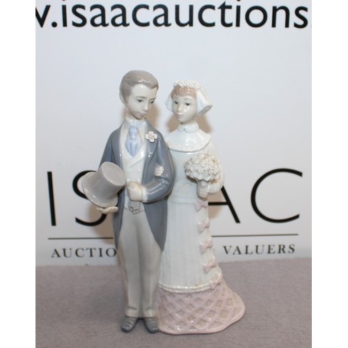 42 - Unboxed Lladro Bride & Groom Porcelain Figurine Height-19.5cm
Collection Only