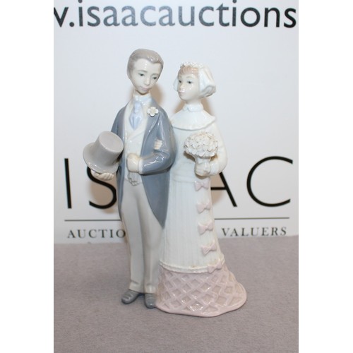 42 - Unboxed Lladro Bride & Groom Porcelain Figurine Height-19.5cm
Collection Only