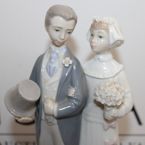 42 - Unboxed Lladro Bride & Groom Porcelain Figurine Height-19.5cm
Collection Only...