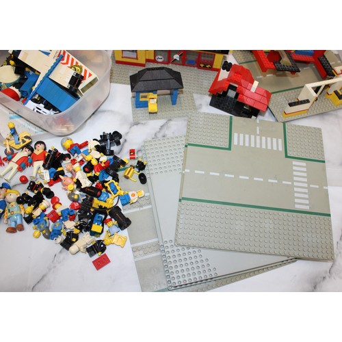 785 - Large Quantity Of LEGO Including Other Figures