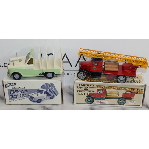 805 - 2 x Boxed Kingsmill Wallace And Gromit Turbo-Matic Toast Rack And Hawkeye Type E Feuerwehr 1924 Vehi... 