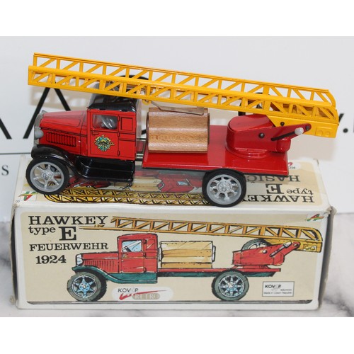 805 - 2 x Boxed Kingsmill Wallace And Gromit Turbo-Matic Toast Rack And Hawkeye Type E Feuerwehr 1924 Vehi... 