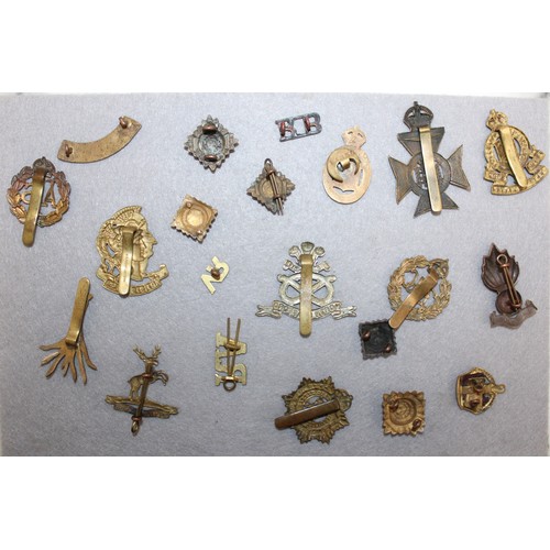 558 - Selection Of 20 Military Badges - Various Conditions