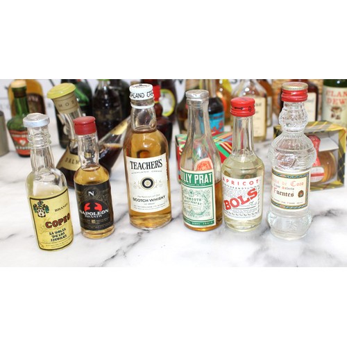 274 - A Quantity Of Collectable Mixed Alcohol Miniatures
COLLECTION ONLY