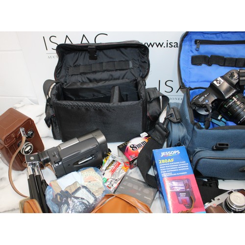 245 - A Quantity Of Cameras/MINOLTA/OLYMPUS And Equipment Binoculars Etc All Untested
In Large Duffel Bag