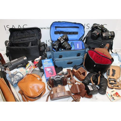 245 - A Quantity Of Cameras/MINOLTA/OLYMPUS And Equipment Binoculars Etc All Untested
In Large Duffel Bag