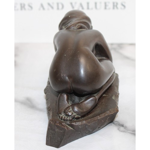 32 - Kneeling Woman Bronze On Plinth By D J. Skaldwell Length-12cm