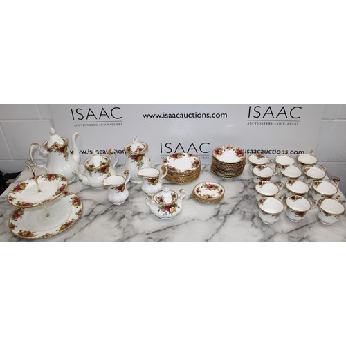 215 - Quantity Of Royal Albert Old Country Roses Items 

12 Tea Cups
12 Saucers
12 Side Plates
1 Sugar Bow... 