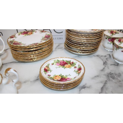 215 - Quantity Of Royal Albert Old Country Roses Items 

12 Tea Cups
12 Saucers
12 Side Plates
1 Sugar Bow... 