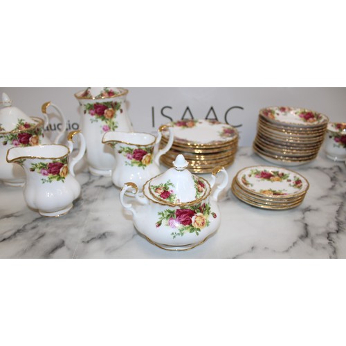 215 - Quantity Of Royal Albert Old Country Roses Items 

12 Tea Cups
12 Saucers
12 Side Plates
1 Sugar Bow... 