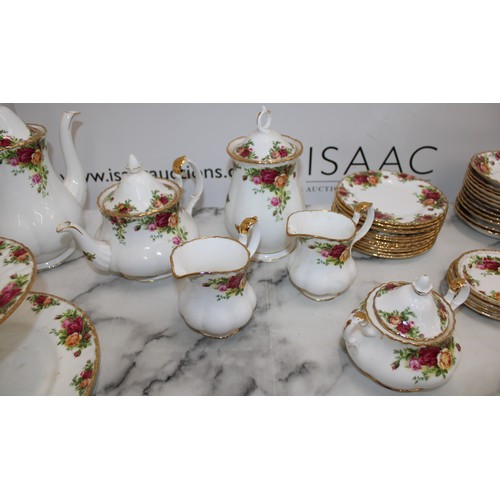 215 - Quantity Of Royal Albert Old Country Roses Items 

12 Tea Cups
12 Saucers
12 Side Plates
1 Sugar Bow... 