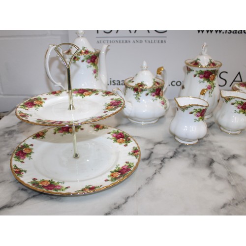 215 - Quantity Of Royal Albert Old Country Roses Items 

12 Tea Cups
12 Saucers
12 Side Plates
1 Sugar Bow... 