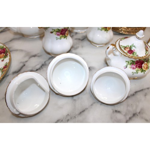 215 - Quantity Of Royal Albert Old Country Roses Items 

12 Tea Cups
12 Saucers
12 Side Plates
1 Sugar Bow... 