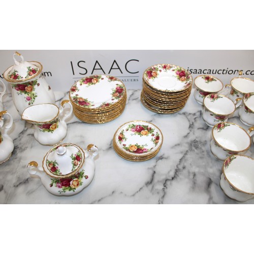 215 - Quantity Of Royal Albert Old Country Roses Items 

12 Tea Cups
12 Saucers
12 Side Plates
1 Sugar Bow... 