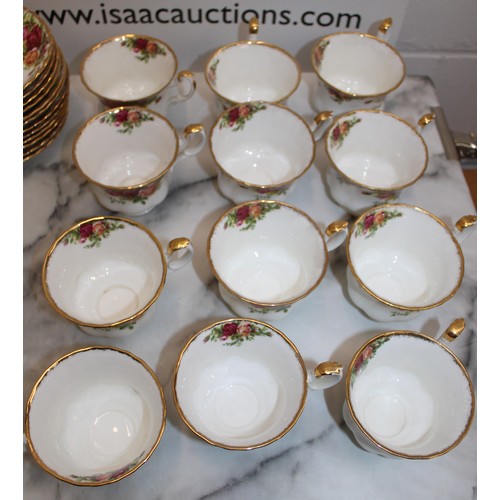 215 - Quantity Of Royal Albert Old Country Roses Items 

12 Tea Cups
12 Saucers
12 Side Plates
1 Sugar Bow... 