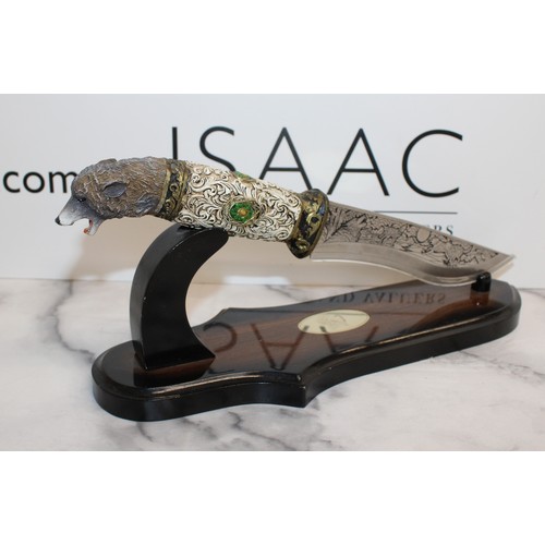 152 - A Collectable Decorative Hunting Knife With A Wolf Head Length:33cm
PROOF OF ID (OVER 18) 
COLLECTIO... 