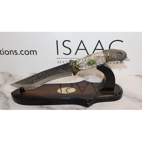 152 - A Collectable Decorative Hunting Knife With A Wolf Head Length:33cm
PROOF OF ID (OVER 18) 
COLLECTIO... 