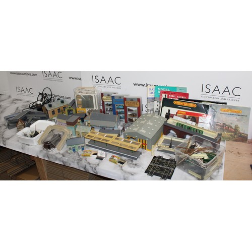 979 - A Large Quantity Of Model Railway Accessories Inc: Video's, Buildings ,Magazines Etc In Various Cond... 