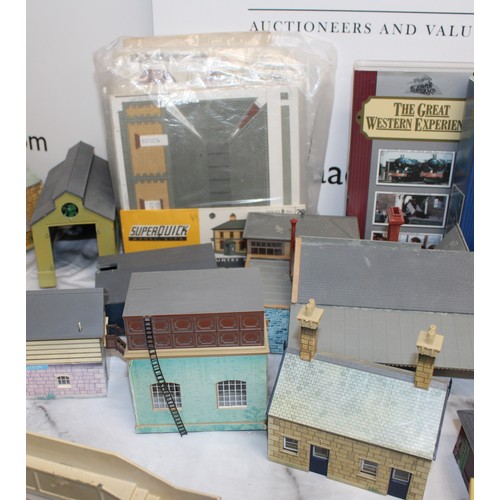 979 - A Large Quantity Of Model Railway Accessories Inc: Video's, Buildings ,Magazines Etc In Various Cond... 