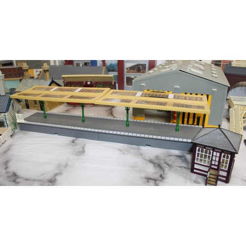 979 - A Large Quantity Of Model Railway Accessories Inc: Video's, Buildings ,Magazines Etc In Various Cond... 