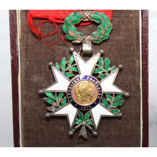 588 - Boxed France Knight Order Of Legion Of Honor 1870 Model French WW 1 & WW 2. Medal