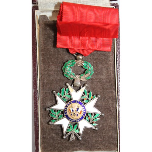 588 - Boxed France Knight Order Of Legion Of Honor 1870 Model French WW 1 & WW 2. Medal