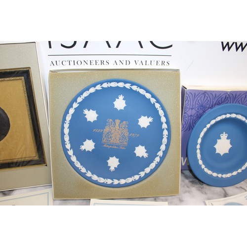 55 - 3 x Boxed Wedgwood Items Inc A Framed Plaque In Black Basalt With Gold Decoration Metropolitan Polic... 