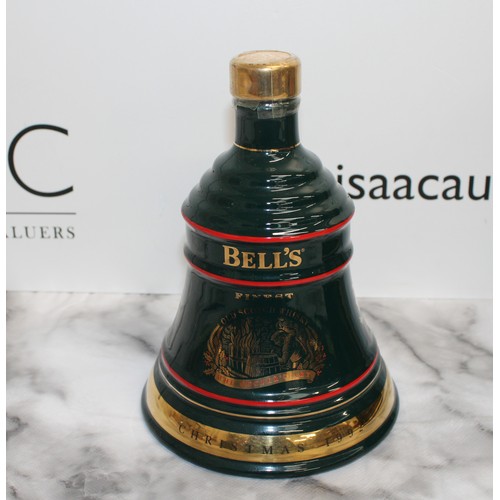 16 - A Boxed Collectable Bell's Whisky In A Christmas 1992 Wade Decanter Unopened Damaged Cork Please See... 