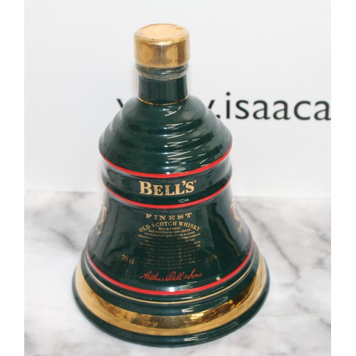 16 - A Boxed Collectable Bell's Whisky In A Christmas 1992 Wade Decanter Unopened Damaged Cork Please See... 