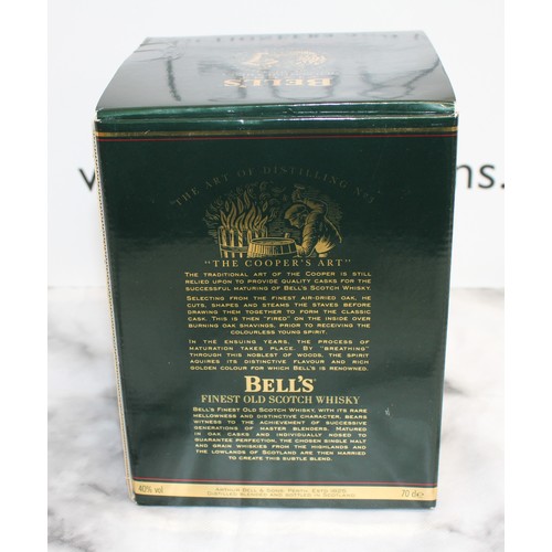 16 - A Boxed Collectable Bell's Whisky In A Christmas 1992 Wade Decanter Unopened Damaged Cork Please See... 