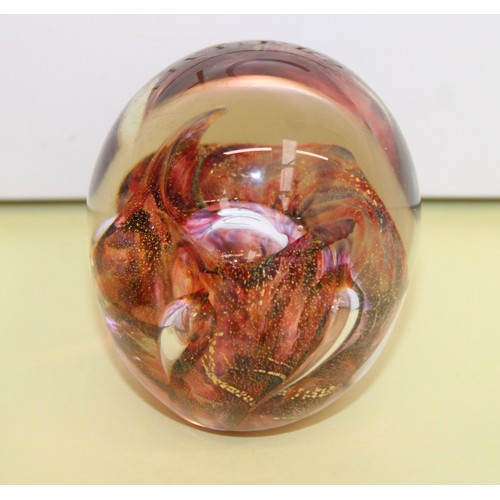 242 - Selection Of Paperweights Inc-
MILLRACE GLASS
HAFOD GRANGE
ISLE OF WIGHT GLASS
Etc
Tallest-7cm
Colle... 