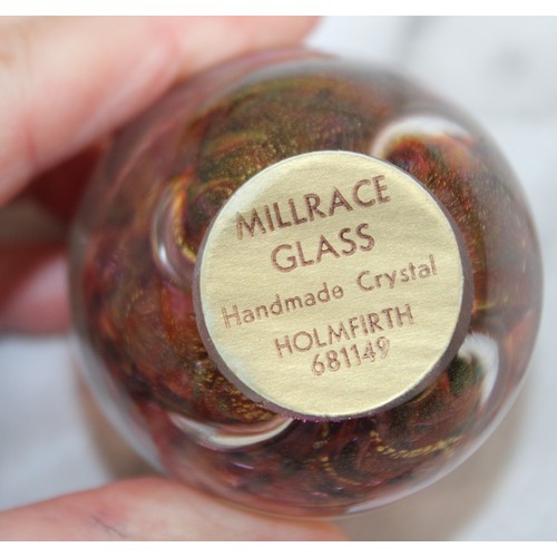 242 - Selection Of Paperweights Inc-
MILLRACE GLASS
HAFOD GRANGE
ISLE OF WIGHT GLASS
Etc
Tallest-7cm
Colle... 