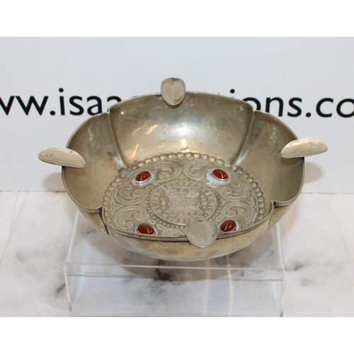 99 - Ferdinand Rex Spanish Brass Ashtray With Cabochons And central Medal Of 8 Reais Ferdinando VI Diamet... 