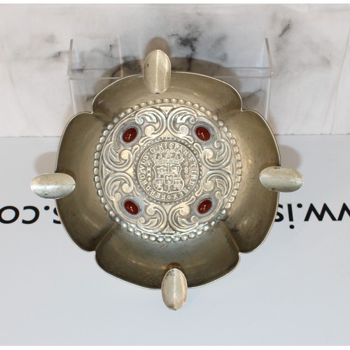 99 - Ferdinand Rex Spanish Brass Ashtray With Cabochons And central Medal Of 8 Reais Ferdinando VI Diamet... 
