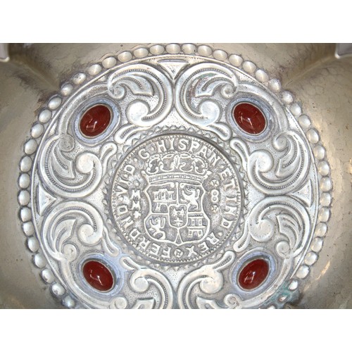 99 - Ferdinand Rex Spanish Brass Ashtray With Cabochons And central Medal Of 8 Reais Ferdinando VI Diamet... 