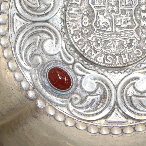 99 - Ferdinand Rex Spanish Brass Ashtray With Cabochons And central Medal Of 8 Reais Ferdinando VI Diamet... 