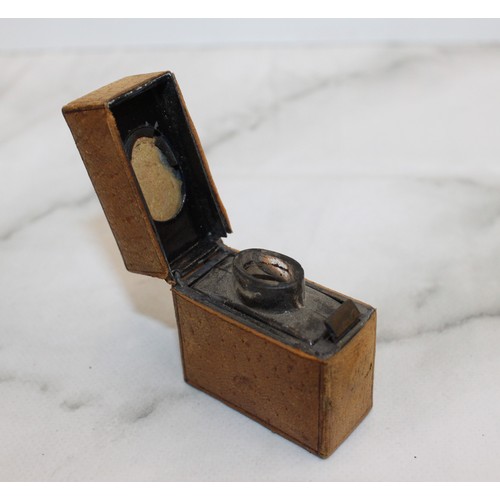 113 - A Collectable Antique Victorian Vesta Case And Travelling Ink Well H: 4.5cm