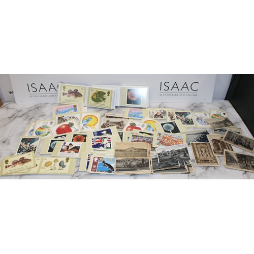 282 - A Large Quantity Of Postcards Some In Albums As Found