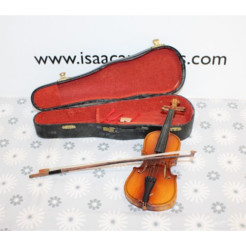 84 - A Collectable Miniature Replica Violin Set Inc: Small-Scale Handcrafted Wooden Violin A Matching Hor... 