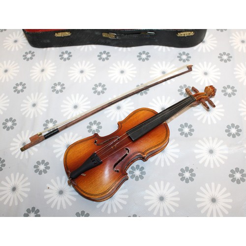 84 - A Collectable Miniature Replica Violin Set Inc: Small-Scale Handcrafted Wooden Violin A Matching Hor... 