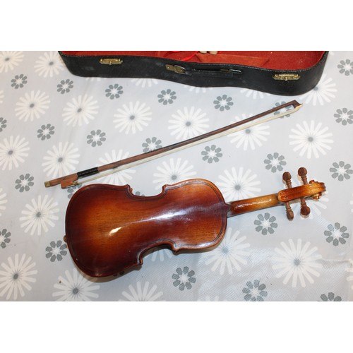 84 - A Collectable Miniature Replica Violin Set Inc: Small-Scale Handcrafted Wooden Violin A Matching Hor... 
