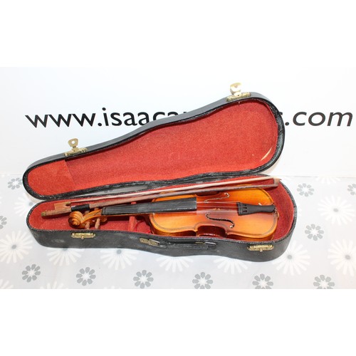 84 - A Collectable Miniature Replica Violin Set Inc: Small-Scale Handcrafted Wooden Violin A Matching Hor... 