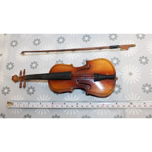 84 - A Collectable Miniature Replica Violin Set Inc: Small-Scale Handcrafted Wooden Violin A Matching Hor... 