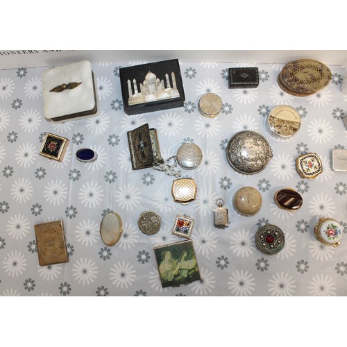 88 - A Collection Of Vintage Accessories Inc: Cigarette Cases And Small Decorative Trinket/Pill Boxes/Pot... 