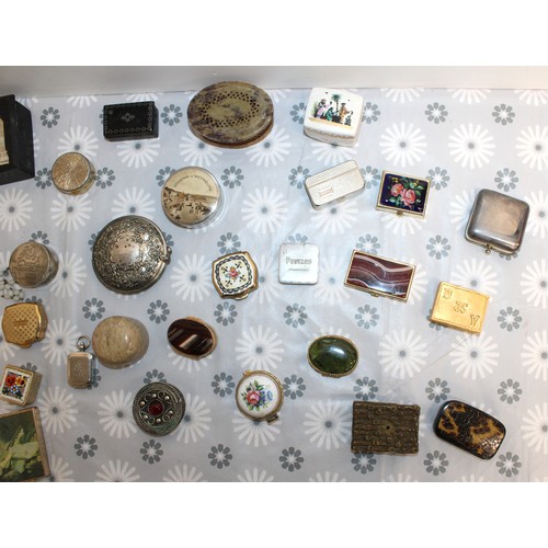 88 - A Collection Of Vintage Accessories Inc: Cigarette Cases And Small Decorative Trinket/Pill Boxes/Pot... 