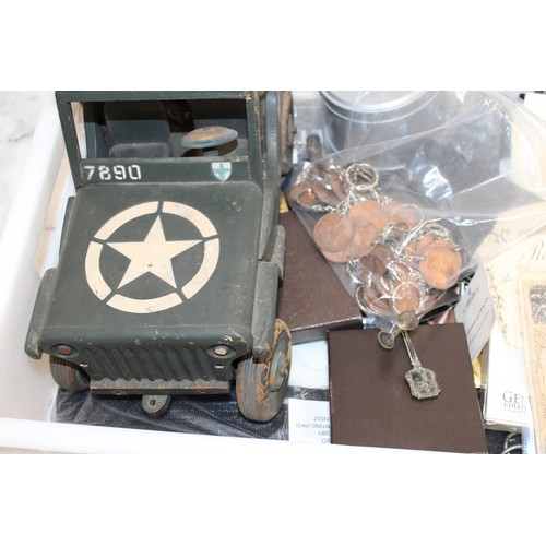 100 - A Tray Of Mixed Collectable Items TRAY NOT INCLUDED