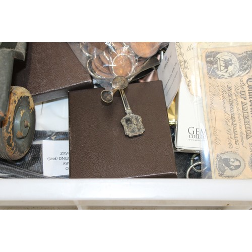 100 - A Tray Of Mixed Collectable Items TRAY NOT INCLUDED