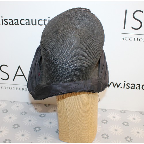 110 - 2 x Collectable Salvation Army Bonnets Inside One Hat Box As Shown
Head Not Included