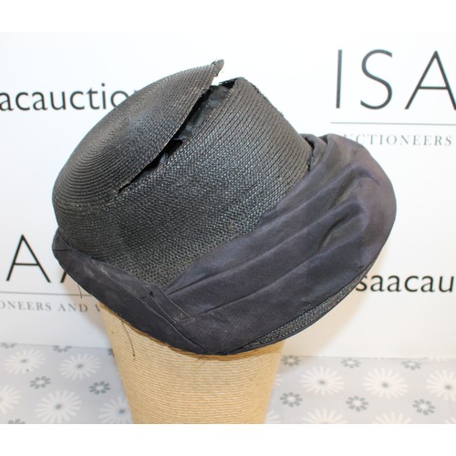 110 - 2 x Collectable Salvation Army Bonnets Inside One Hat Box As Shown
Head Not Included