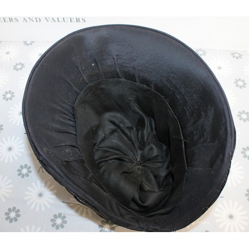 110 - 2 x Collectable Salvation Army Bonnets Inside One Hat Box As Shown
Head Not Included